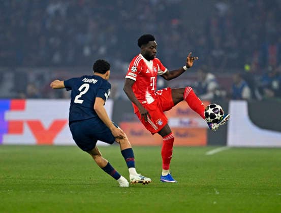28.04.2026, Fussball UEFA Championsleague 2025 2026: Halbfinale Hinspiel, Paris St. Germain - FC Bayern München, im Stadion Parc de Princes in Paris (Frankreich). v.l. Achraf Hakimi (FC Paris Saint-Germain) gegen Alphonso Davies (FC Bayern München)