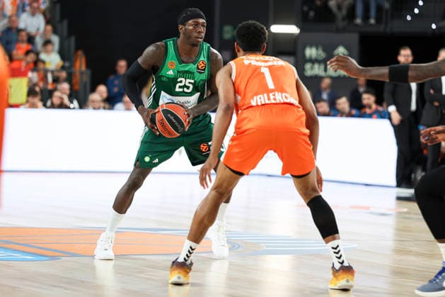 April 28, 2026, Valencia, Valencia, Spain: Kendrick Nunn of Panathinaikos AKTOR Athens and Kameron Taylor of Valencia Basket in action during the EuroLeague Play Off Game One match between Valencia Basket and Panathinaikos Aktor Athens at Roig Arena on April 28, 2026 in Valencia, Spain. Valencia Spain - ZUMAa181 20260428_zaa_a181_354 Copyright: xIrinaxR.xHipolitox