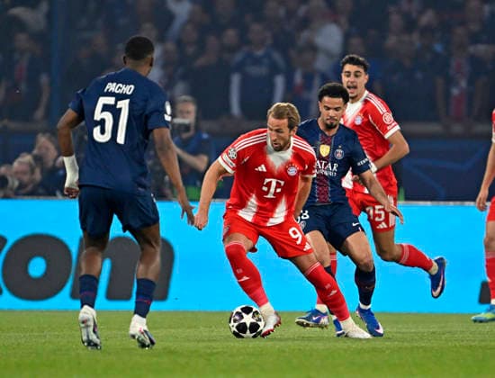28.04.2026, Fussball UEFA Championsleague 2025 2026: Halbfinale Hinspiel, Paris St. Germain - FC Bayern München, im Stadion Parc de Princes in Paris (Frankreich). v.l. Willian Pacho (FC Paris Saint-Germain) , Harry Kane (FC Bayern München) und Warren Zaire-Emery (FC Paris Saint-Germain)