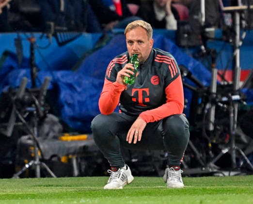 28.04.2026, Fussball UEFA Championsleague 2025 2026: Halbfinale Hinspiel, Paris St. Germain - FC Bayern München, im Stadion Parc de Princes in Paris (Frankreich). Co-Trainer Aaron Danks (Bayern München) an der Seitenlinie, ersetzt heute Trainer Vincent Kompany (FC Bayern München)