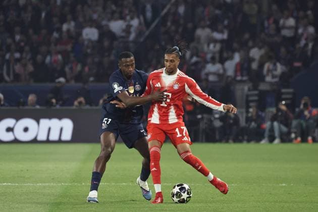 PSG - BAYERN PHOTOPQR LE PARISIEN LP Fred Dugit (Staff) ; Paris ; 28 04 2026 ; Sports Parc des Princes, Paris (XVIe), le 28 04 2026 Demi-finale aller de ligue des Champions Psg-Bayern Munich Willian Pacho (51) et Michael Olise (17) LP Fred Dugit Paris, France, april 28th 2026. Champions League. Semi-final (First leg) Paris PSG - Bayern Munich.