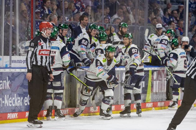 DEL, Deutsche Eishockey Liga Saison 2025 26, Playoff-Finale, Spiel 3: Adler Mannheim gegen Eisbären Berlin***Jubel bei Berlin nach dem 3:1 durch Eric Mic (12) *** DEL, German Ice Hockey League Season 2025 26, Playoff Final, Game 3 Adler Mannheim vs Eisbären BerlinCheers for Berlin after the 3 1 by Eric Mic 12 Copyright: xUdoxHerrmannx