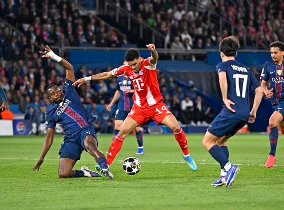 28.04.2026, Fussball UEFA Championsleague 2025 2026: Halbfinale Hinspiel, Paris St. Germain - FC Bayern München, im Stadion Parc de Princes in Paris (Frankreich). Willian Pacho (FC Paris Saint-Germain) gegen Luis Diaz (FC Bayern München)