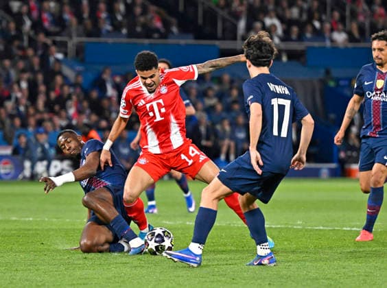 28.04.2026, Fussball UEFA Championsleague 2025 2026: Halbfinale Hinspiel, Paris St. Germain - FC Bayern München, im Stadion Parc de Princes in Paris (Frankreich). Willian Pacho (FC Paris Saint-Germain) gegen Luis Diaz (FC Bayern München)