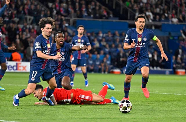 28.04.2026, Fussball UEFA Championsleague 2025 2026: Halbfinale Hinspiel, Paris St. Germain - FC Bayern München, im Stadion Parc de Princes in Paris (Frankreich). Luis Diaz (FC Bayern München) am Boden.