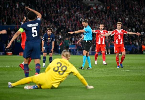 28.04.2026, Fussball UEFA Championsleague 2025 2026: Halbfinale Hinspiel, Paris St. Germain - FC Bayern München, im Stadion Parc de Princes in Paris (Frankreich). Sandro Schärer (SUI) zeigt auf den Elfmeter Punkt