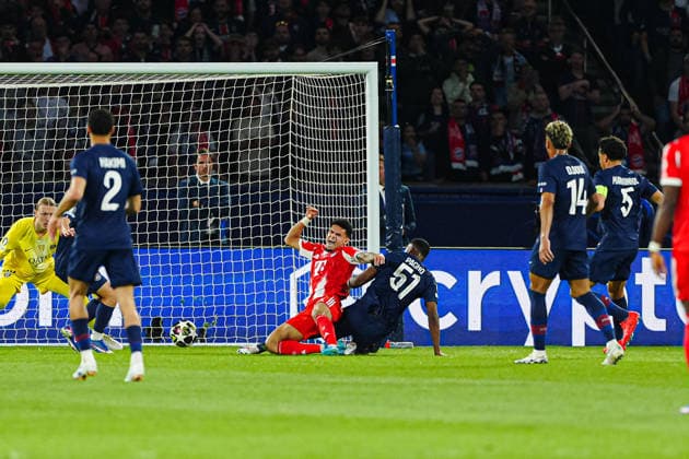 Foul Willian Pacho (Paris St. Germain, 51) an Luis Diaz (FC Bayern München, 14) FRA, Paris St. Germain vs. FC Bayern München, Fussball, UEFA Champions League, Halbfinale, Spielzeit 2025 2026, 28.04.2026 FRA, Paris St. Germain vs. FC Bayern München, Fussball, UEFA Champions League, Halbfinale, Spielzeit 2025 2026, 28.04.2026 Paris Copyright: xEibner-Pressefoto MarcelxvonxFehrnx EP_MFN