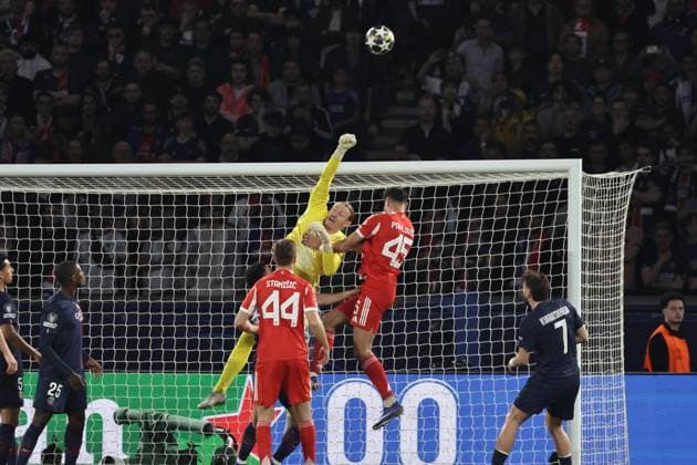 PSG - BAYERN PHOTOPQR LE PARISIEN LP Fred Dugit (Staff) ; Paris ; 28 04 2026 ; Sports Parc des Princes, Paris (XVIe), le 28 04 2026 Demi-finale aller de ligue des Champions Psg-Bayern Munich Matvei Safonov (39) arrêt du gardien LP Fred Dugit Paris, France, april 28th 2026. Champions League. Semi-final (First leg) Paris PSG - Bayern Munich.