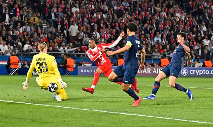 28.04.2026, Fussball UEFA Championsleague 2025 2026: Halbfinale Hinspiel, Paris St. Germain - FC Bayern München, im Stadion Parc de Princes in Paris (Frankreich). Michael Olise (FC Bayern München) mit Torchance gegen Torwart Matvey Safonov (FC Paris Saint-Germain) und Marquinhos (FC Paris Saint-Germain)