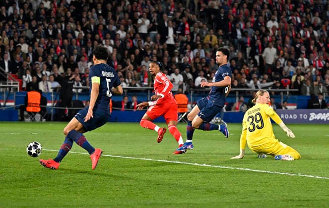 28.04.2026, Fussball UEFA Championsleague 2025 2026: Halbfinale Hinspiel, Paris St. Germain - FC Bayern München, im Stadion Parc de Princes in Paris (Frankreich). Michael Olise (FC Bayern München) mit Torchance gegen Torwart Matvey Safonov (FC Paris Saint-Germain) und Marquinhos (FC Paris Saint-Germain)