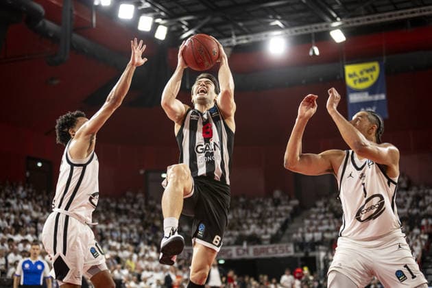 Cosea JL Bourg v Besiktas GAIN - EuroCup Final BOURG-EN-BRESSE, FRANCE - APRIL 28: Berk Ugurlu of Besiktas GAIN in action against Darius McGhee of Cosea JL Bourg during EuroCup basketball final match between Besiktas GAIN and Cosea JL Bourg at the Ekinox in Bourg-en-Bresse France on April 28, 2026. Elyxandro Cegarra Anadolu Bourg-en-Bresse France. Editorial use only. Please get in touch for any other usage.  Copyright: x2026xAnadoluxElyxandroxCegarrax