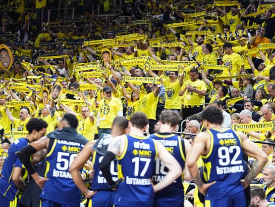 Fenerbahce Beko v Zalgiris - EuroLeague ISTANBUL, TURKIYE - APRIL 28: Fans of Fenerbahce Beko support their team during the EuroLeague Play-off match between Fenerbahce Beko and Zalgiris at Ulker Sports and Event Hall in Istanbul, Turkiye on April 28, 2026. Esra Bilgin Anadolu Istanbul Turkey. Editorial use only. Please get in touch for any other usage.  Copyright: x2026xAnadoluxEsraxBilginx