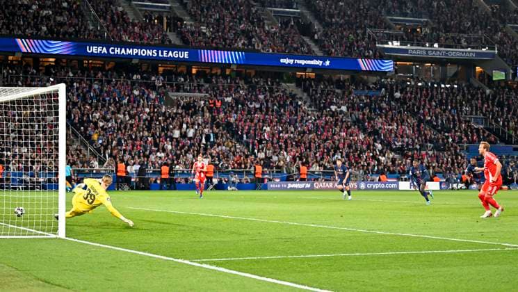28.04.2026, Fussball UEFA Championsleague 2025 2026: Halbfinale Hinspiel, Paris St. Germain - FC Bayern München, im Stadion Parc de Princes in Paris (Frankreich). Elfmeter zum 0:1