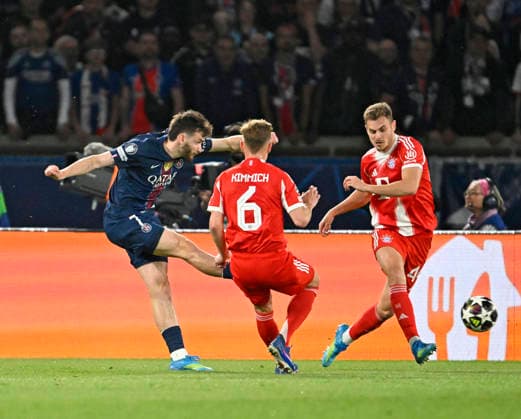 28.04.2026, Fussball UEFA Championsleague 2025 2026: Halbfinale Hinspiel, Paris St. Germain - FC Bayern München, im Stadion Parc de Princes in Paris (Frankreich). Khvicha Kvaratskhelia (FC Paris Saint-Germain) trifft zum 1:1 vorbei an Joshua Kimmich (FC Bayern München) und Josip Stanisic (Bayern München)