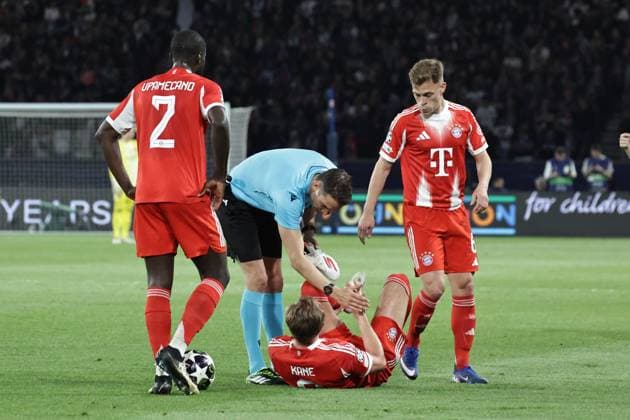 PSG - BAYERN PHOTOPQR LE PARISIEN LP Fred Dugit (Staff) ; Paris ; 28 04 2026 ; Sports Parc des Princes, Paris (XVIe), le 28 04 2026 Demi-finale aller de ligue des Champions Psg-Bayern Munich Sandro Scharer (arbitre) et Harry Kane (9) (au sol) LP Fred Dugit Paris, France, april 28th 2026. Champions League. Semi-final (First leg) Paris PSG - Bayern Munich.