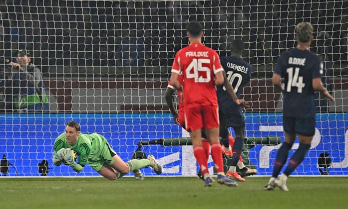 28.04.2026, Fussball UEFA Championsleague 2025 2026: Halbfinale Hinspiel, Paris St. Germain - FC Bayern München, im Stadion Parc de Princes in Paris (Frankreich). Torwart Manuel Neuer (FC Bayern München) fängt den Ball.
