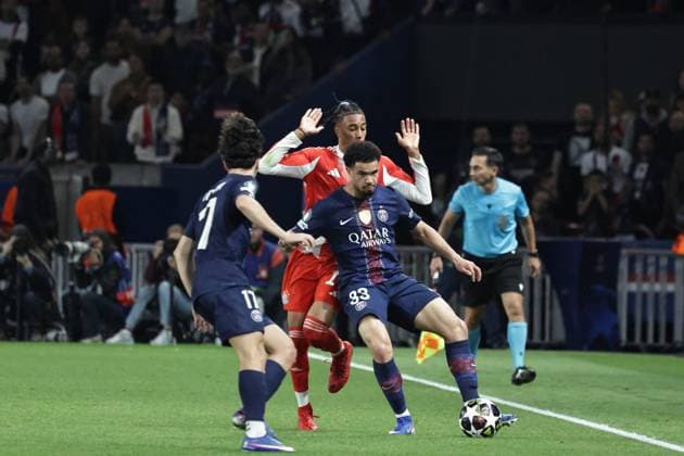 PSG - BAYERN PHOTOPQR LE PARISIEN LP Fred Dugit (Staff) ; Paris ; 28 04 2026 ; Sports Parc des Princes, Paris (XVIe), le 28 04 2026 Demi-finale aller de ligue des Champions Psg-Bayern Munich Michael Olise (17) et Warren Zaire-Emery (33) LP Fred Dugit Paris, France, april 28th 2026. Champions League. Semi-final (First leg) Paris PSG - Bayern Munich.