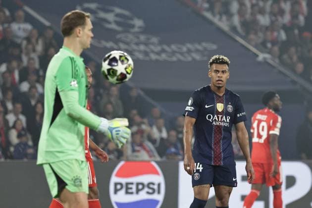 PSG - BAYERN PHOTOPQR LE PARISIEN LP Fred Dugit (Staff) ; Paris ; 28 04 2026 ; Sports Parc des Princes, Paris (XVIe), le 28 04 2026 Demi-finale aller de ligue des Champions Psg-Bayern Munich Manuel Neuer (1) et Désiré Doué (14) LP Fred Dugit Paris, France, april 28th 2026. Champions League. Semi-final (First leg) Paris PSG - Bayern Munich.