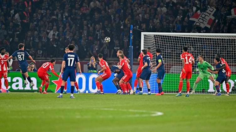 28.04.2026, Fussball UEFA Championsleague 2025 2026: Halbfinale Hinspiel, Paris St. Germain - FC Bayern München, im Stadion Parc de Princes in Paris (Frankreich). Torwart Manuel Neuer (FC Bayern München) kassiert das 2:1 von Joao Neves (FC Paris Saint-Germain)