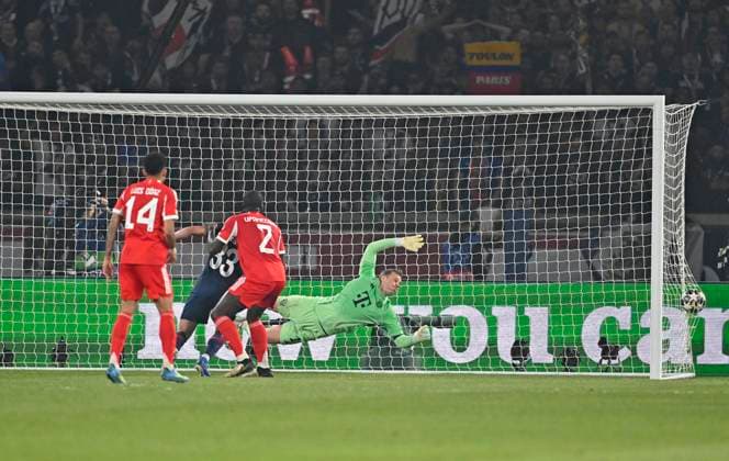 28.04.2026, Fussball UEFA Championsleague 2025 2026: Halbfinale Hinspiel, Paris St. Germain - FC Bayern München, im Stadion Parc de Princes in Paris (Frankreich). Torwart Manuel Neuer (FC Bayern München) kassiert das 2:1