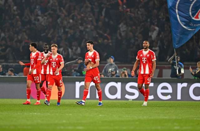 28.04.2026, Fussball UEFA Championsleague 2025 2026: Halbfinale Hinspiel, Paris St. Germain - FC Bayern München, im Stadion Parc de Princes in Paris (Frankreich). v.l. Jamal Musiala (Bayern München), Dayot Upamecano (FC Bayern München), Joshua Kimmich (FC Bayern München), Aleksandar Pavlovic (FC Bayern München) und Jonathan Tah (FC Bayern München) sind enttäuscht.