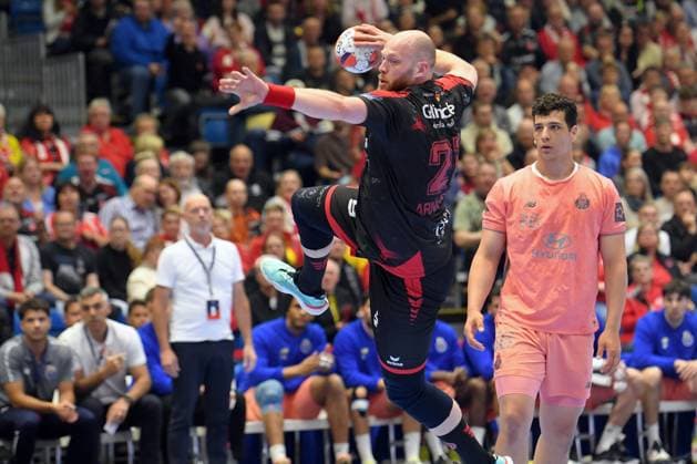 Arnar Freyr Arnarsson (MT Melsungen 21) beim Wurf; Ricardo Brandao (FC Porto 86) (R) , GER, MT Melsungen - FC Porto (POR), Handball, EHF European League Maenner, Quarter-Final, Saison 2025 2026, 28.04.2026, GER, MT Melsungen - FC Porto, Handball, EHF Maenner, Quarter-Final, Saison 2025 2026, 28.04.2026 Kassel Copyright: xEibner-Pressefotox xRolandxSippelx EP_RSL