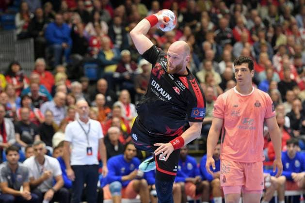 Arnar Freyr Arnarsson (MT Melsungen 21) beim Wurf; Ricardo Brandao (FC Porto 86) (R) , GER, MT Melsungen - FC Porto (POR), Handball, EHF European League Maenner, Quarter-Final, Saison 2025 2026, 28.04.2026, GER, MT Melsungen - FC Porto, Handball, EHF Maenner, Quarter-Final, Saison 2025 2026, 28.04.2026 Kassel Copyright: xEibner-Pressefotox xRolandxSippelx EP_RSL