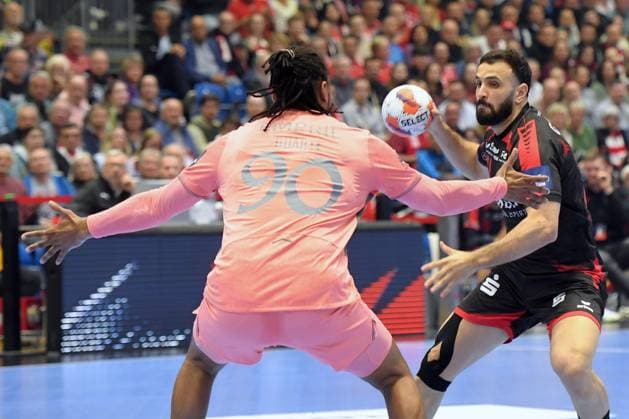 Mohamed Amine Darmoul (MT Melsungen 71) (am Ball), Gilberto Brito Duarte (FC Porto 90) , GER, MT Melsungen - FC Porto (POR), Handball, EHF European League Maenner, Quarter-Final, Saison 2025 2026, 28.04.2026, GER, MT Melsungen - FC Porto, Handball, EHF Maenner, Quarter-Final, Saison 2025 2026, 28.04.2026 Kassel Copyright: xEibner-Pressefotox xRolandxSippelx EP_RSL