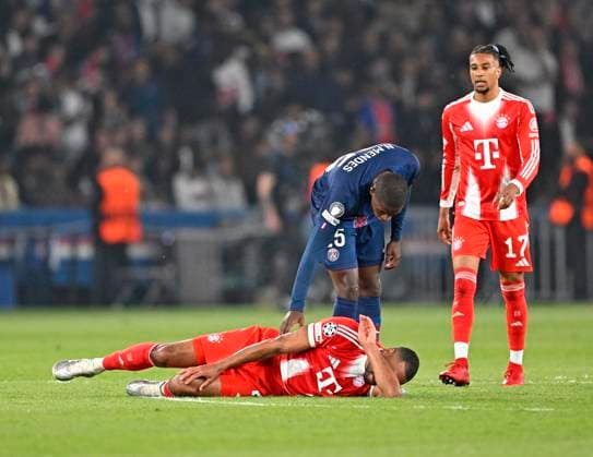 28.04.2026, Fussball UEFA Championsleague 2025 2026: Halbfinale Hinspiel, Paris St. Germain - FC Bayern München, im Stadion Parc de Princes in Paris (Frankreich). JJonathan Tah (FC Bayern München) angeschlagen am Boden, v.l. Jonathan Tah (FC Bayern München) , Nuno Mendes (FC Paris Saint-Germain) und Michael Olise (FC Bayern München) .