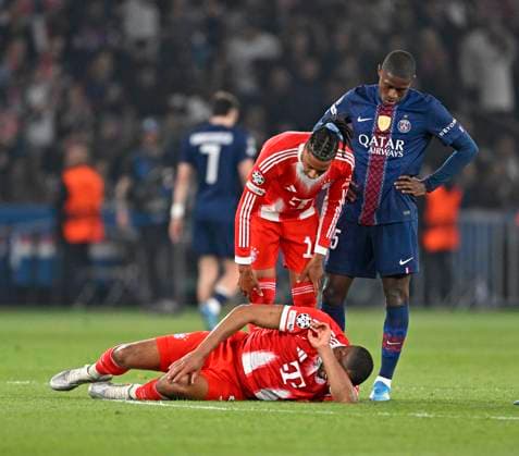 28.04.2026, Fussball UEFA Championsleague 2025 2026: Halbfinale Hinspiel, Paris St. Germain - FC Bayern München, im Stadion Parc de Princes in Paris (Frankreich). JJonathan Tah (FC Bayern München) angeschlagen am Boden, v.l. Jonathan Tah (FC Bayern München) und Michael Olise (FC Bayern München) .