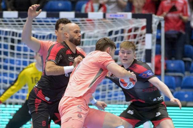 Porsteinn Leo Gunnarsson (FC Porto 5) (am Ball), Adrian Sipos (MT Melsungen 8), Reynir Thor Stefansson (MT Melsungen 19) (R) in der Abwehr , GER, MT Melsungen - FC Porto (POR), Handball, EHF European League Maenner, Quarter-Final, Saison 2025 2026, 28.04.2026, GER, MT Melsungen - FC Porto, Handball, EHF Maenner, Quarter-Final, Saison 2025 2026, 28.04.2026 Kassel Copyright: xEibner-Pressefotox xRolandxSippelx EP_RSL