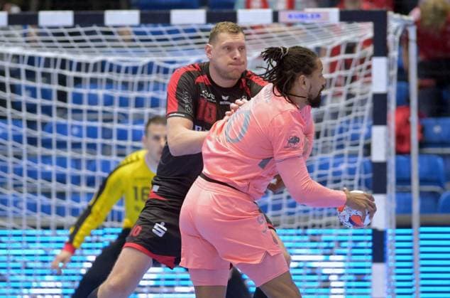 Gilberto Brito Duarte (FC Porto 90) (am Ball), Dainis Kristopans (MT Melsungen 10), Nebojsa Simic (Torwart MT Melsungen 16) (L, hinten) , GER, MT Melsungen - FC Porto (POR), Handball, EHF European League Maenner, Quarter-Final, Saison 2025 2026, 28.04.2026, GER, MT Melsungen - FC Porto, Handball, EHF Maenner, Quarter-Final, Saison 2025 2026, 28.04.2026 Kassel Copyright: xEibner-Pressefotox xRolandxSippelx EP_RSL