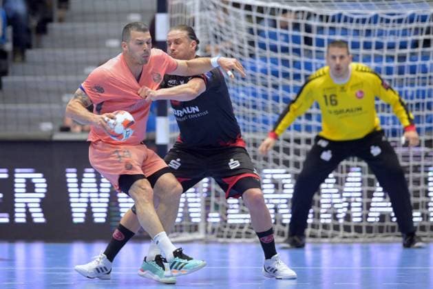 Rui Silva (FC Porto 14) (am Ball), Olle Forsell Schefvert (MT Melsungen 25), Nebojsa Simic (Torwart MT Melsungen 16) (R) , GER, MT Melsungen - FC Porto (POR), Handball, EHF European League Maenner, Quarter-Final, Saison 2025 2026, 28.04.2026, GER, MT Melsungen - FC Porto, Handball, EHF Maenner, Quarter-Final, Saison 2025 2026, 28.04.2026 Kassel Copyright: xEibner-Pressefotox xRolandxSippelx EP_RSL