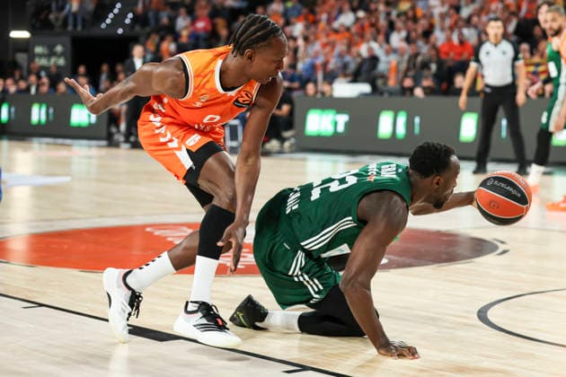 April 28, 2026, Valencia, Valencia, Spain: Brancou Badio of Valencia Basket and Jerian Grant of Panathinaikos AKTOR Athens in action during the EuroLeague Play Off Game One match between Valencia Basket and Panathinaikos Aktor Athens at Roig Arena on April 28, 2026 in Valencia, Spain. Valencia Basket V Panathinaikos Aktor Athens - Euroleague 2025 2026 Play Off Game 1  - ZUMAa181 20260428_zaa_a181_380 Copyright: xIrinaxR.xHipolitox