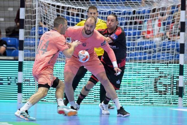 Rui Silva (FC Porto 14) (am Ball), Daymaro Salina (FC Porto 15) (M), Olle Forsell Schefvert (MT Melsungen 25) (R) , GER, MT Melsungen - FC Porto (POR), Handball, EHF European League Maenner, Quarter-Final, Saison 2025 2026, 28.04.2026, GER, MT Melsungen - FC Porto, Handball, EHF Maenner, Quarter-Final, Saison 2025 2026, 28.04.2026 Kassel Copyright: xEibner-Pressefotox xRolandxSippelx EP_RSL