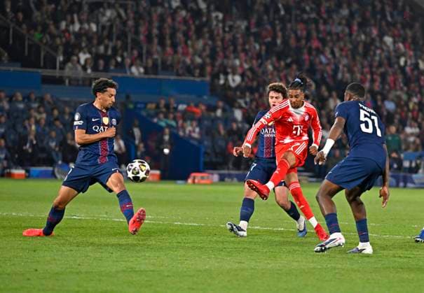 28.04.2026, Fussball UEFA Championsleague 2025 2026: Halbfinale Hinspiel, Paris St. Germain - FC Bayern München, im Stadion Parc de Princes in Paris (Frankreich). Michael Olise (FC Bayern München) trifft hier zum 2:2