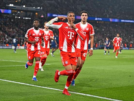 28.04.2026, Fussball UEFA Championsleague 2025 2026: Halbfinale Hinspiel, Paris St. Germain - FC Bayern München, im Stadion Parc de Princes in Paris (Frankreich). Torjubel v.l.Alphonso Davies (FC Bayern München), Harry Kane (FC Bayern München), Michael Olise (FC Bayern München) und Aleksandar Pavlovic (FC Bayern München)