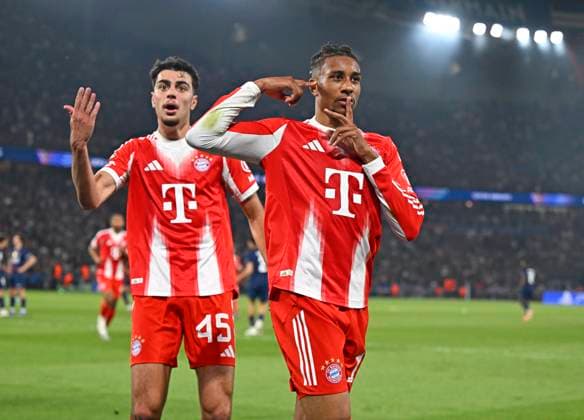 28.04.2026, Fussball UEFA Championsleague 2025 2026: Halbfinale Hinspiel, Paris St. Germain - FC Bayern München, im Stadion Parc de Princes in Paris (Frankreich). Torjubel v.l. Aleksandar Pavlovic (Bayern München) und Michael Olise (FC Bayern München)