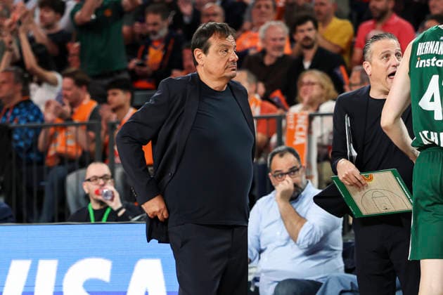 April 28, 2026, Valencia, Valencia, Spain: Ergin Ataman, head coach of Panathinaikos AKTOR Athens looks on during the EuroLeague Play Off Game One match between Valencia Basket and Panathinaikos Aktor Athens at Roig Arena on April 28, 2026 in Valencia, Spain. Valencia Spain - ZUMAa181 20260428_zaa_a181_411 Copyright: xIrinaxR.xHipolitox