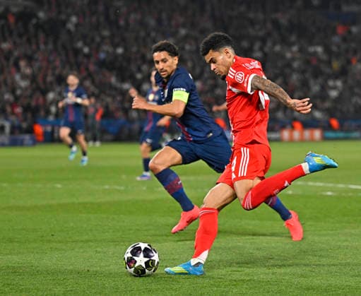 28.04.2026, Fussball UEFA Championsleague 2025 2026: Halbfinale Hinspiel, Paris St. Germain - FC Bayern München, im Stadion Parc de Princes in Paris (Frankreich). v.l. Marquinhos (FC Paris Saint-Germain) gegen Luis Diaz (FC Bayern München)