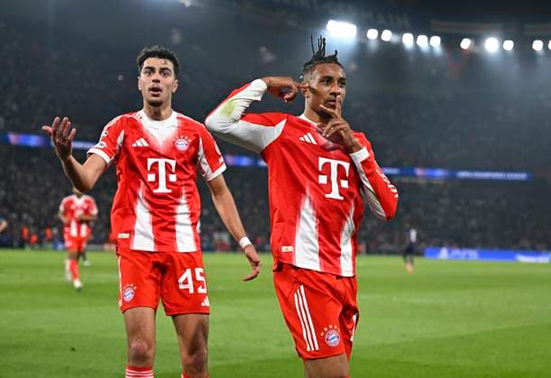 28.04.2026, Fussball UEFA Championsleague 2025 2026: Halbfinale Hinspiel, Paris St. Germain - FC Bayern München, im Stadion Parc de Princes in Paris (Frankreich). Michael Olise (FC Bayern München) jubelt über das 2:2 v.l. Aleksandar Pavlovic (FC Bayern München) und Michael Olise (FC Bayern München) ,