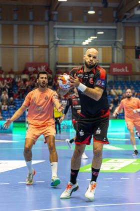 KASSEL, GERMANY - APRIL 28: Adrian Sipos (MT Melsungen, 8) with ball during the EHF European League, match between MT Melsungen vs. FC Porto at Rothenbach-Halle on April 28, 2026 in Kassel, Germany. Hessen Germany Copyright: xBEAUTIFULxSPORTS Freudensteinx