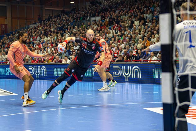 KASSEL, GERMANY - APRIL 28: Arnar Freyr Arnarsson (MT Melsungen, 21) with ball during the EHF European League, match between MT Melsungen vs. FC Porto at Rothenbach-Halle on April 28, 2026 in Kassel, Germany. Hessen Germany Copyright: xBEAUTIFULxSPORTS Freudensteinx
