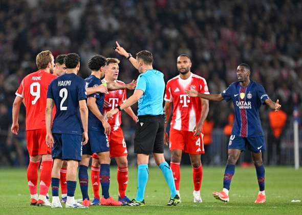 28.04.2026, Fussball UEFA Championsleague 2025 2026: Halbfinale Hinspiel, Paris St. Germain - FC Bayern München, im Stadion Parc de Princes in Paris (Frankreich). Joshua Kimmich (FC Bayern München) und Marquinhos (FC Paris Saint-Germain) reden mit Schiedsrichter Sandro Schärer (SUI)