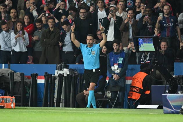 PSG v FC Bayern Munich - UEFA Champions League PARIS, FRANCE - APRIL 28: Referee checks the VAR and gives penalty during the UEFA Champions League semi-final first leg match between PSG and FC Bayern Munich at Parc des Princes in Paris, France on April 28, 2026. Mustafa Yalcin Anadolu Paris France. Editorial use only. Please get in touch for any other usage.  Copyright: x2026xAnadoluxMustafaxYalcinx