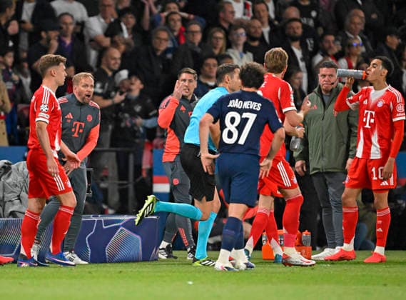 RECORD DATE NOT STATED 28.04.2026, Fussball UEFA Championsleague 2025 2026: Halbfinale Hinspiel, Paris St. Germain - FC Bayern München, im Stadion Parc de Princes in Paris (Frankreich). Co-Trainer Aaron Danks (Bayern München) ist sauer
