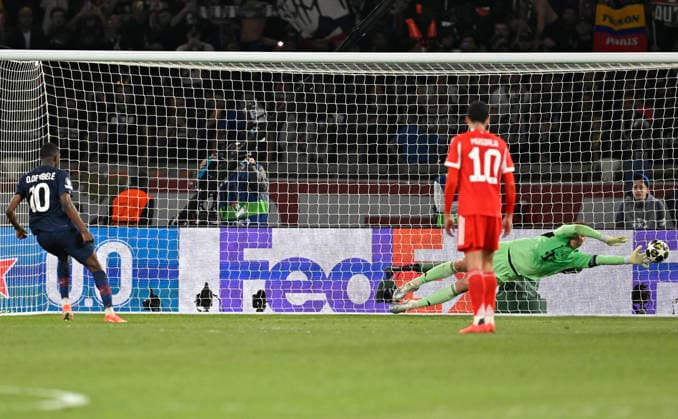 28.04.2026, Fussball UEFA Championsleague 2025 2026: Halbfinale Hinspiel, Paris St. Germain - FC Bayern München, im Stadion Parc de Princes in Paris (Frankreich). Torwart Manuel Neuer (FC Bayern München) kassiert das 3:2 per Foulelfmeter von Ousmane Dembele (FC Paris Saint-Germain)