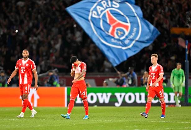 28.04.2026, Fussball UEFA Championsleague 2025 2026: Halbfinale Hinspiel, Paris St. Germain - FC Bayern München, im Stadion Parc de Princes in Paris (Frankreich). v.l. Jonathan Tah (FC Bayern München), Luis Diaz (FC Bayern München) und Joshua Kimmich (FC Bayern München) und Torwart Manuel Neuer (FC Bayern München) lassen die Köpfe hängen nach dem 3:2