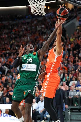 April 28, 2026, Valencia, Valencia, Spain: Kendrick Nunn of Panathinaikos AKTOR Athens and Neal Sako of Valencia Basket in action during the EuroLeague Play Off Game One match between Valencia Basket and Panathinaikos Aktor Athens at Roig Arena on April 28, 2026 in Valencia, Spain. Valencia Spain - ZUMAa181 20260428_zaa_a181_420 Copyright: xIrinaxR.xHipolitox