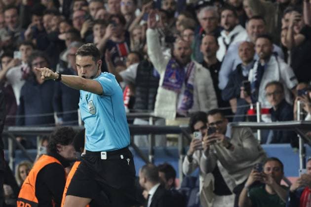 PSG - BAYERN PHOTOPQR LE PARISIEN LP Fred Dugit (Staff) ; Paris ; 28 04 2026 ; Sports Parc des Princes, Paris (XVIe), le 28 04 2026 Demi-finale aller de ligue des Champions Psg-Bayern Munich Sandro Scharer (arbitre) siffle le penalty pour le PSG après avoir regardé la VAR LP Fred Dugit Paris, France, april 28th 2026. Champions League. Semi-final (First leg) Paris PSG - Bayern Munich.